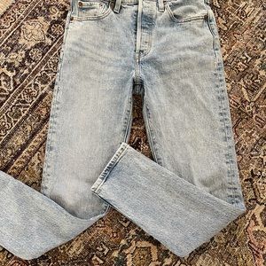 Levi’s 501 skinny, missing bottom button